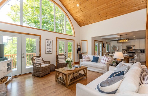 Windermere House | Waterfront Lake House On Beautiful Three Mile Lake