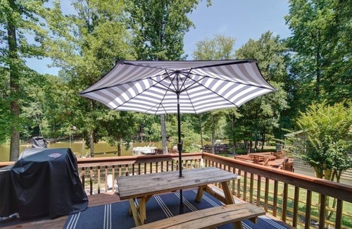 Southmont Cottage | Waterfront! Lake it Easy on High Rock Lake, Kayaks
