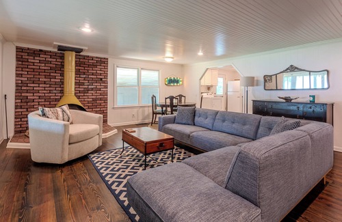 Eatonton House | Waterfront Lake Retreat with Live TV for all the SPORTS!