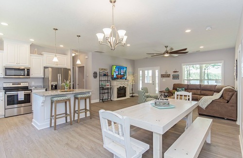 Dadeville House | Waterfront Lakehouse, Great Sandy Beach, Boathouse, Decks, Fire pits, Views!