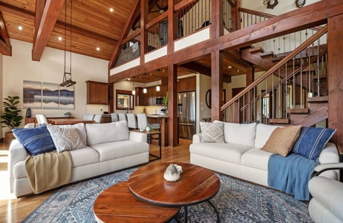 East Kootenay House | Waterfront Lodge | Private Dock | Rocky Mountains