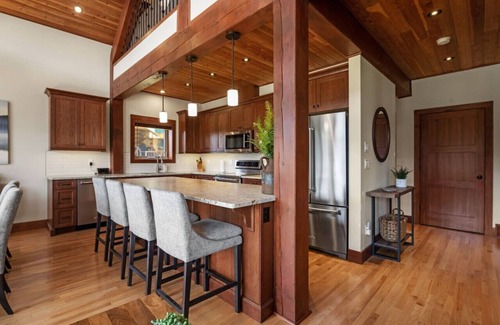 East Kootenay House | Waterfront Lodge | Private Dock | Rocky Mountains