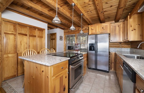 Six Mile House | Waterfront Log Cabin on Lake Keowee