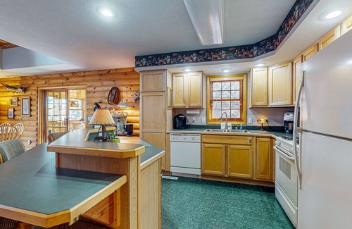 Necedah House | Waterfront Log Cabin Retreat with Private Boat Dock, Gas Grill, Fire pit & WIFI