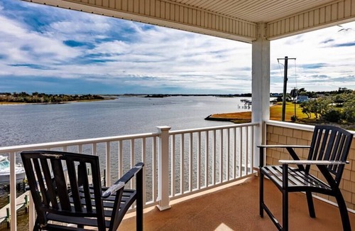 Swansboro House | Waterfront Luxury that Sleeps 12 with Great Views