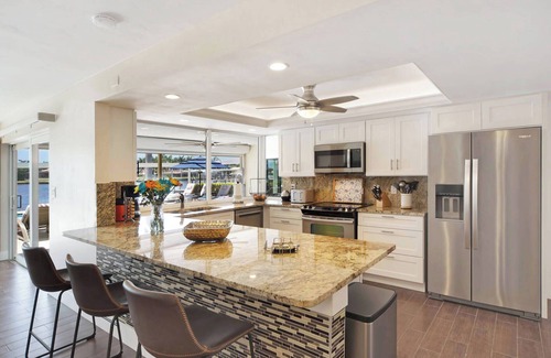 Yacht Club Villa | Waterfront Luxury Villa * South Facing * Pool * Jacuzzi * WiFi * Tiki Hut*