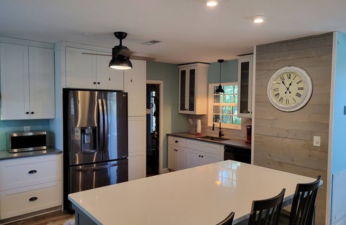Ruskin House | Waterfront Mid Century Cottage w/Pool and Spa- Close to beaches - Sleeps 9