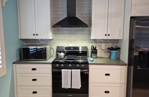 Ruskin House | Waterfront Mid Century Cottage w/Pool and Spa- Close to beaches - Sleeps 9