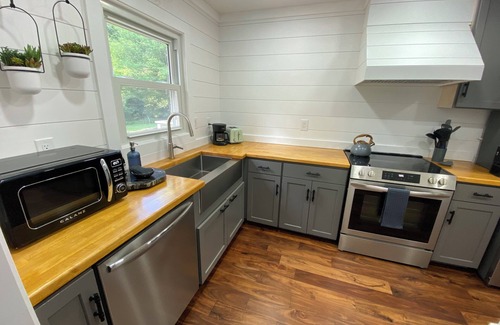 Horse Shoe Villa | Waterfront Mills River Villa, close to Asheville, pet-friendly