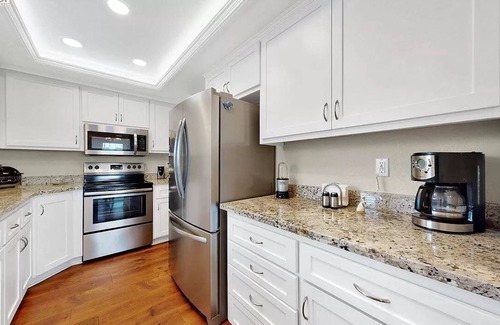 Discovery Bay House | Waterfront modern home Sleeps 6 near Marina w/Hot Tub & Large Deck