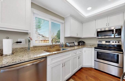 Discovery Bay House | Waterfront modern home Sleeps 6 near Marina w/Hot Tub & Large Deck