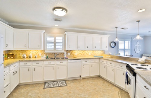 Crystal Beach House | Waterfront oasis with furnished lanai, outdoor kitchen & dock - great location