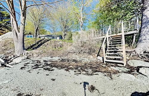 Trenton House | Waterfront Oasis