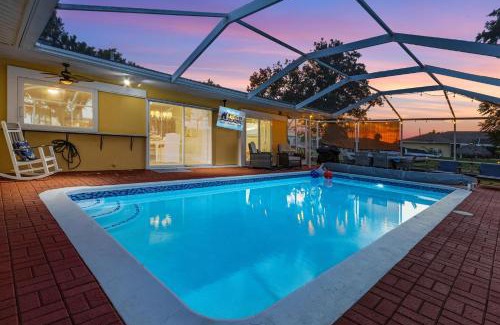 Yacht Club House | Waterfront! Oversize Corner Yard, Dock w/lift, Hot Tub & Pool - Villa Tropical Calusa - Roelens
