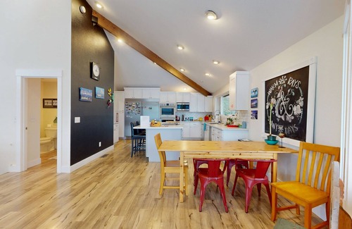 Belfair House | Waterfront Oyster Farm Retreat with Putting Green, Perfect for Hosting