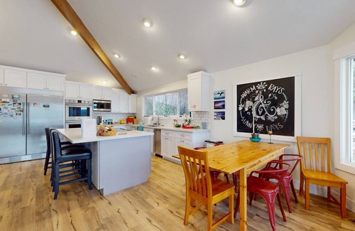 Belfair House | Waterfront Oyster Farm Retreat with Putting Green, Perfect for Hosting