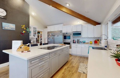 Belfair House | Waterfront Oyster Farm Retreat with Putting Green, Perfect for Hosting