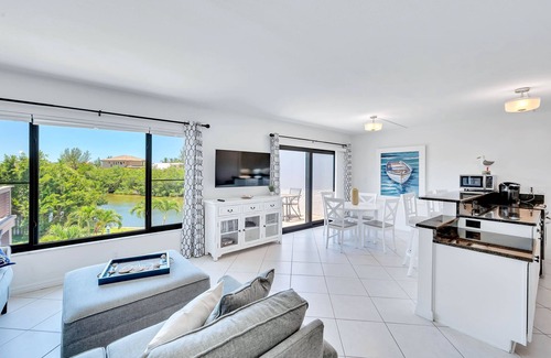 Siesta Key Condo | Waterfront/Pool mins to Siesta Key Beach- bikes/kayaks/SUPs incl-paddle to beach