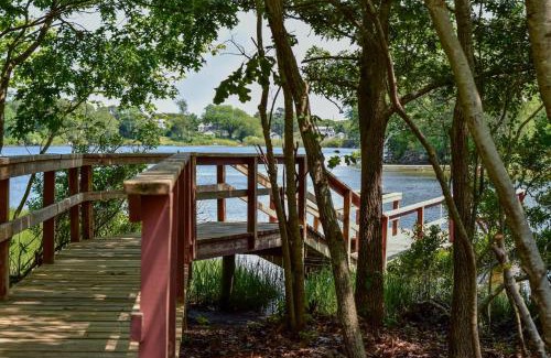 West Dennis House | Waterfront Private Dock Peaceful Retreat