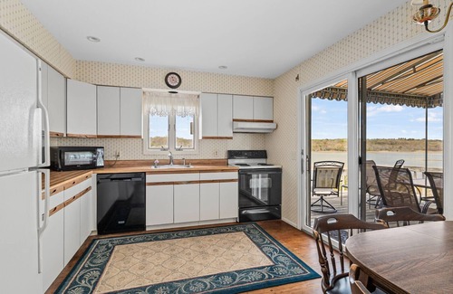 Saunderstown House | Waterfront Property on Narrow River & Short Distance to the Pier