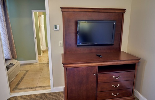 Fairhaven Resort | Waterfront property with Indoor Pool - 1.5 Miles to Beach