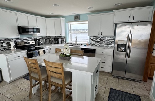 Oak Harbor House | Waterfront property right at the beach nnnn