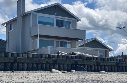 Oak Harbor House | Waterfront property right at the beach nnnn