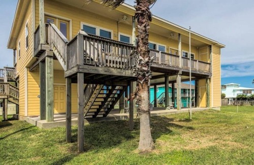 Dickinson House | Waterfront Property with a 300ft Pier w/Fishing Lights