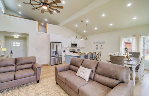 Tumbling Shoals House | Waterfront Retreat on Greers Ferry Lake w/Hot Tub