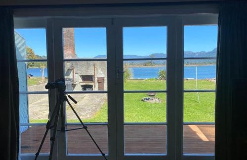 Collingwood House | Waterfront Retreat in Collingwood