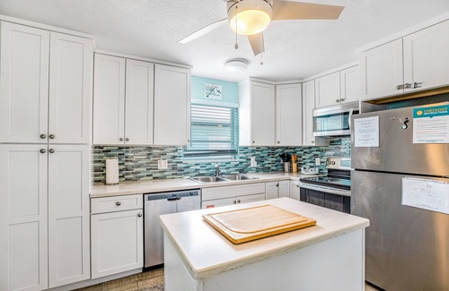 Marathon House | Waterfront retreat near the beach with pool, two kayaks, & central AC