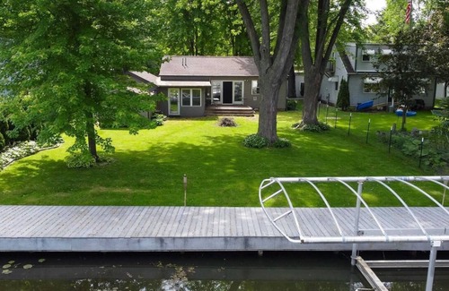 Oshkosh House | Waterfront Retreat on Lake Winnebago, Kayaks, Firepit, Dog Friendly
