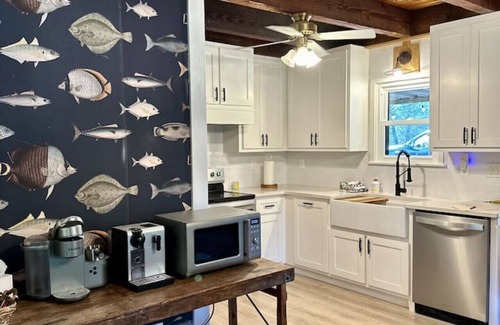 Leesburg House | Waterfront Retreat on Weiss Lake – Sleeps 14 | Stunning Views & Relaxing Outdoor Space