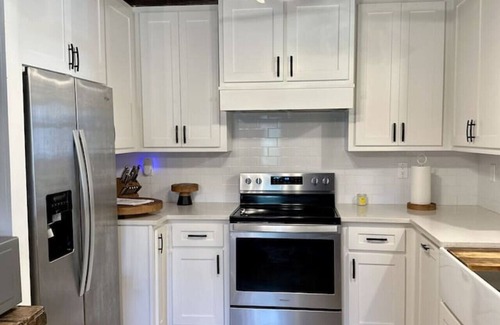 Leesburg House | Waterfront Retreat on Weiss Lake – Sleeps 14 | Stunning Views & Relaxing Outdoor Space