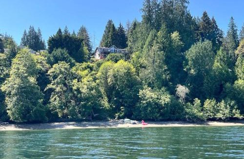 Shelton House | Waterfront Retreat with a sauna Pets OK