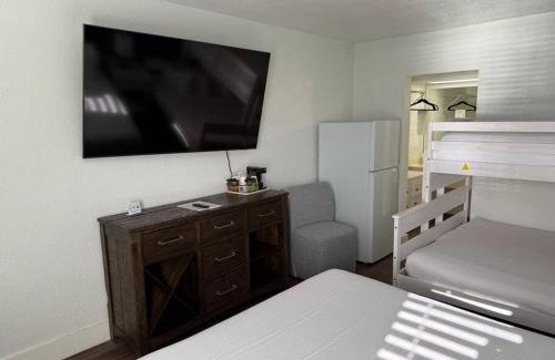 Trailer Estates Apartment | Waterfront Room, Heated Pool, Tiki Bar & Grill !