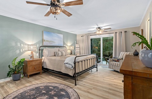 Homosassa House | Waterfront Screen Porch with kayaks to experience the peaceful Halls River!