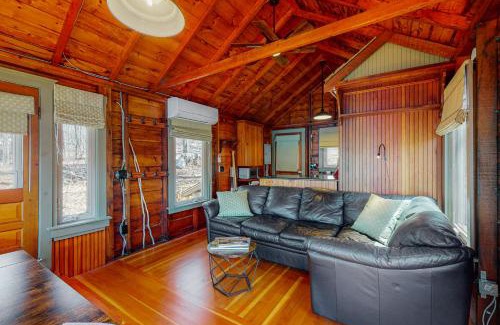 South Casco Apartment | Waterfront Serenity