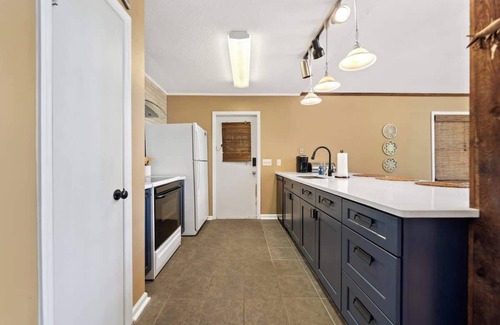 Eatonton House | Waterfront, Sleeps 6, Swimming, Fishing, + MORE!