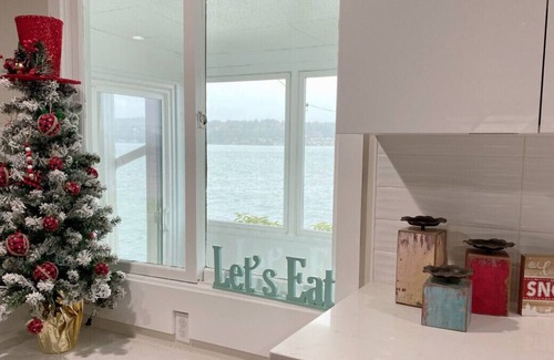 South Colby House | Waterfront Southworth-Port Orchard Home w/ Kayaks!