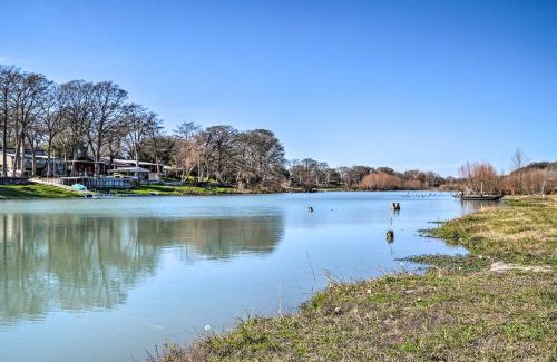 New Braunfels House | Waterfront Studio with Fire Pit on Lake Dunlap!