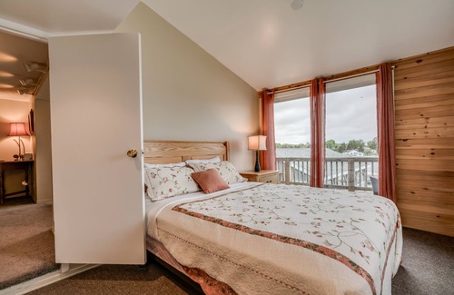 Cape Vincent House | Waterfront Suite with Jacuzzi Tub