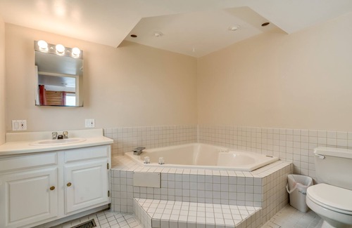 Cape Vincent House | Waterfront Suite with Jacuzzi Tub