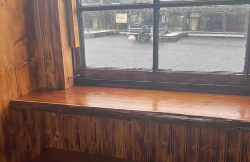 Sanford Boat Rental | Waterfront Tiny Houseboat Log Cabinn