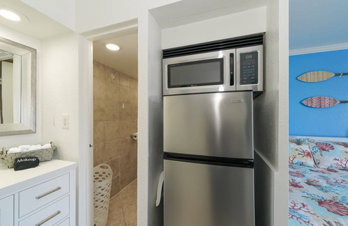Trailer Estates Condo | Waterfront Unit, Heated Pool, 70" TV, Tiki Bar & Grill, On The Marina!
