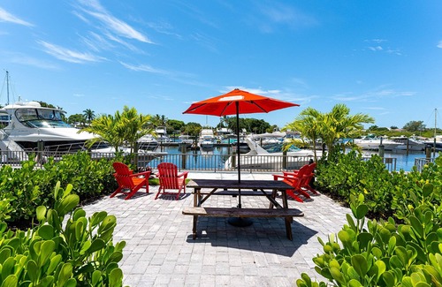 Trailer Estates Condo | Waterfront Unit, Heated Pool, 70" TV, Tiki Bar & Grill, On The Marina!