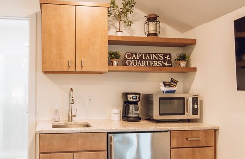 Saugatuck Apartment | Waterfront Unit w/Great River Views! Welcome to the Star Studio at Paddlewheel Properties! Located along the Kalamazoo River, Downtown Saugatuck!
