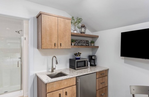 Saugatuck Apartment | Waterfront Unit w/Great River Views! Welcome to the Star Studio at Paddlewheel Properties! Located along the Kalamazoo River, Downtown Saugatuck!