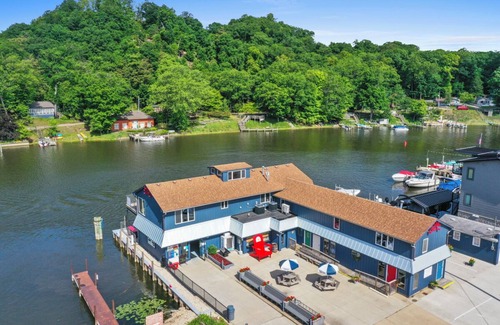 Saugatuck Apartment | Waterfront Unit w/Great River Views! Welcome to the Star Studio at Paddlewheel Properties! Located along the Kalamazoo River, Downtown Saugatuck!