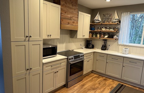 Shelton Cottage | Waterfront vacation cottage on Puget Sound. Kayak from your private beach. Unsurpassed views of Pickering Passage and the Hartstein Island bridge. South end of the Olympic Peninsula, complimentary kayaks.